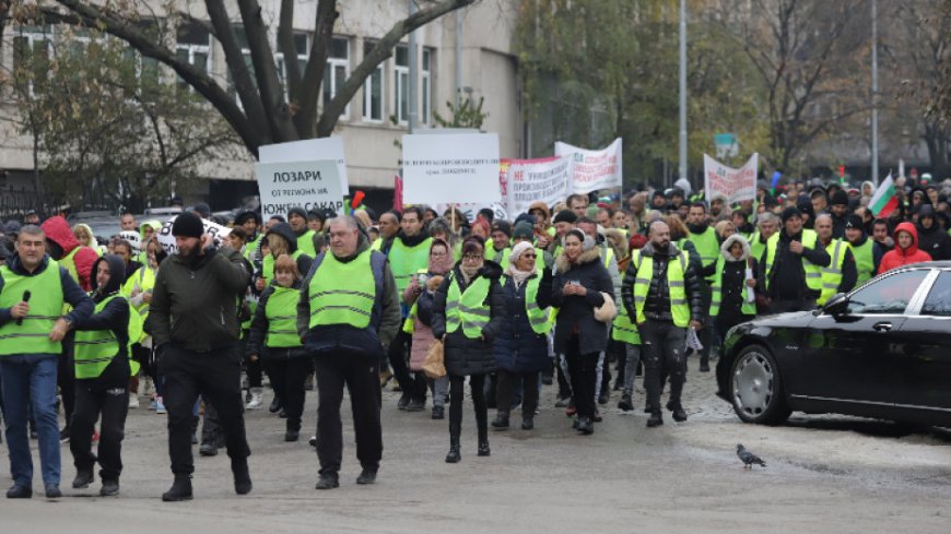 Протестиращите фермери останаха разочаровани, продължават по места